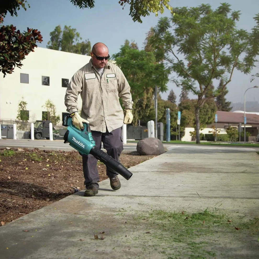 Factory Reconditioned Makita 40V max XGT Brushless Lithium-Ion Cordless Blower Kit (4 Ah)