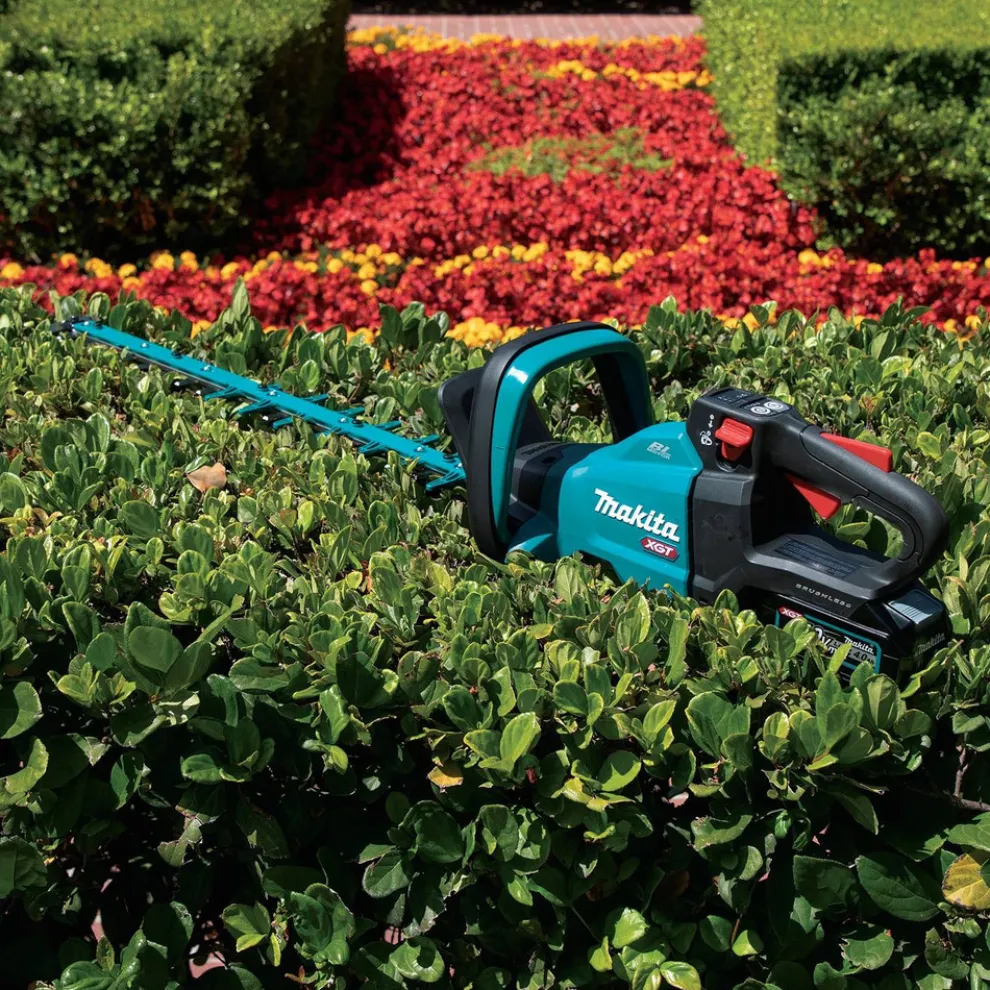 Makita 40V max XGT Brushless Lithium-Ion 30 in. Cordless Hedge Trimmer Kit (4 Ah)