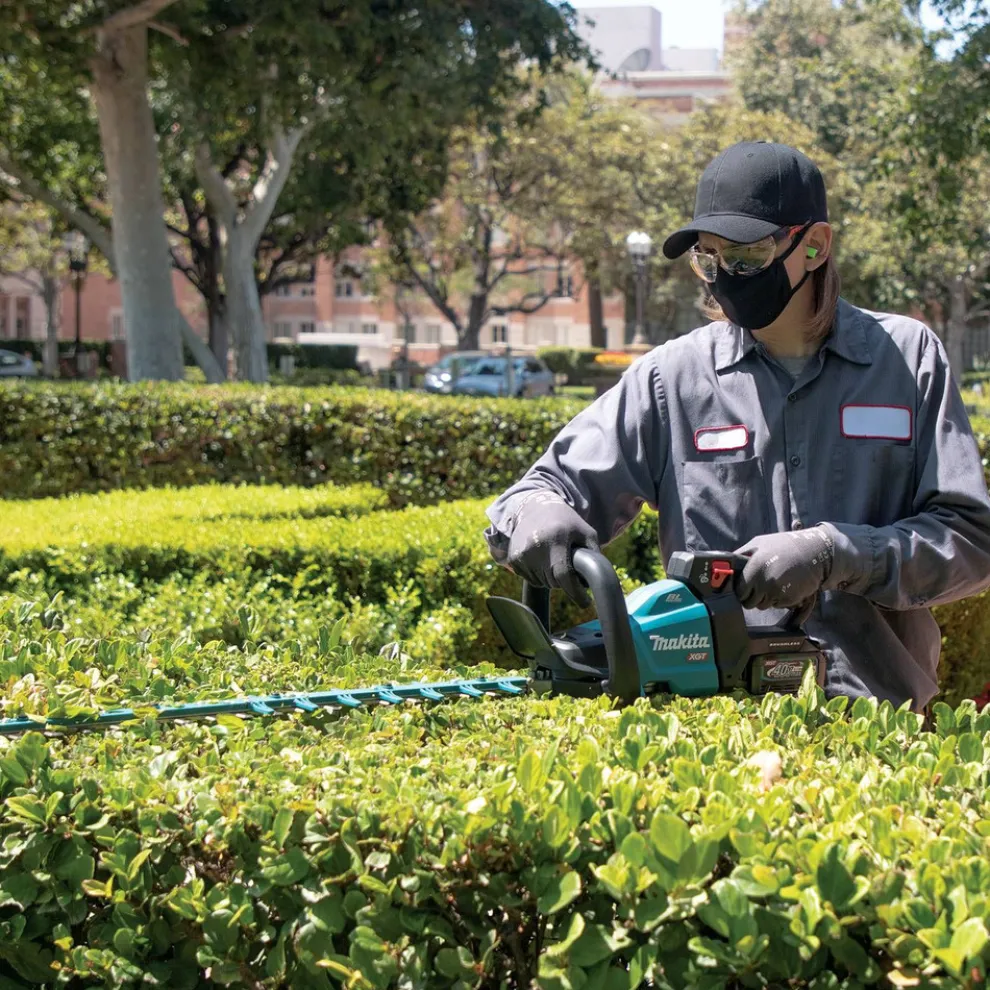 Makita 40V max XGT Brushless Lithium-Ion 30 in. Cordless Hedge Trimmer Kit (4 Ah)