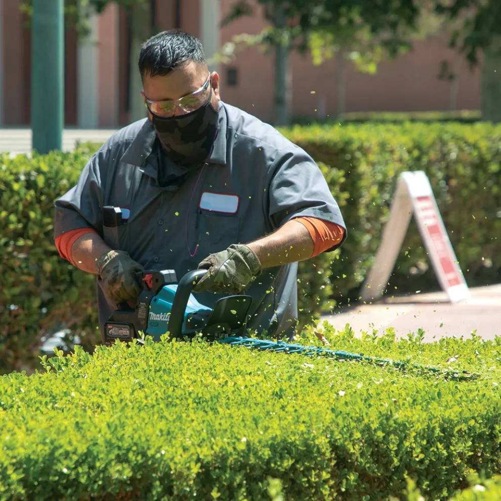 Makita 40V max XGT Brushless Lithium-Ion 30 in. Cordless Hedge Trimmer Kit (4 Ah)