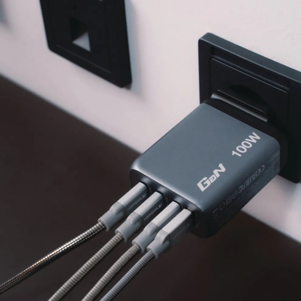 Verbatim 140 W 4-Port GaN Wall Charger - Black/Gray
