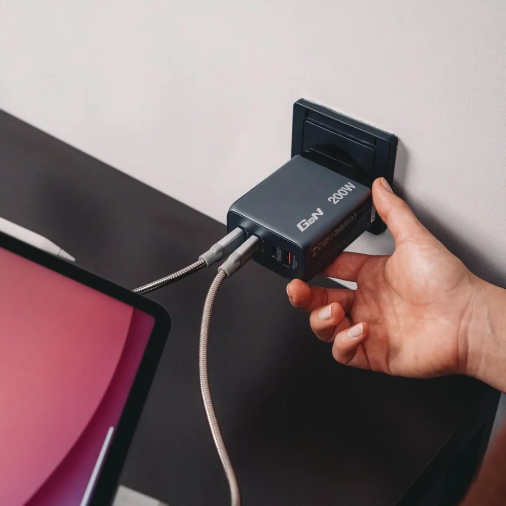 Verbatim 200 Watts 4-Port GaN Wall Charger - Black/Gray