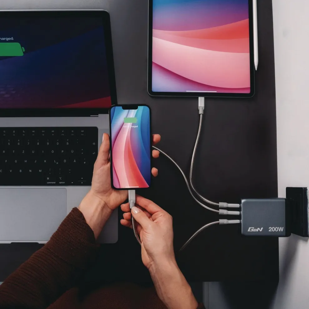 Verbatim 200 Watts 4-Port GaN Wall Charger - Black/Gray